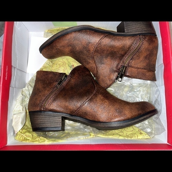 NEW! American Rag Abby Ankle Booties Brown Side Zippers - Picture 11 of 11